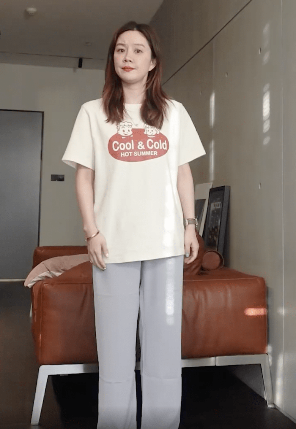 原创t恤配什么裤子好看?看过37岁博主示范就知道,阿姨穿成小姑娘
