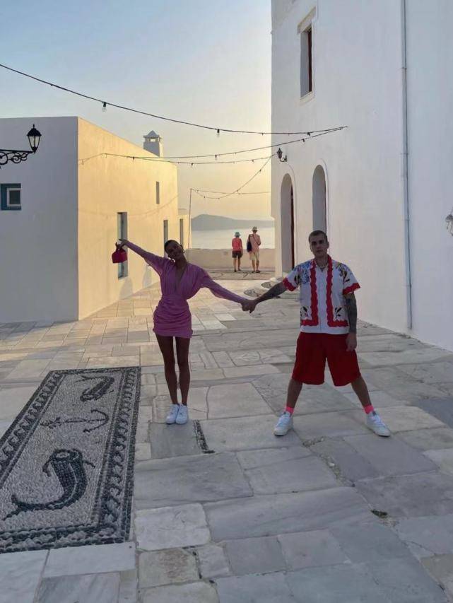 希腊|比伯夫妇甜蜜游希腊!迷妹妻子挖空心思秀身材,高级脸美过赛琳娜