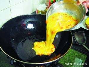 葱花|卖了10年鸡蛋饼的大姐，教你两分钟就学会，小孩吃了还想要！