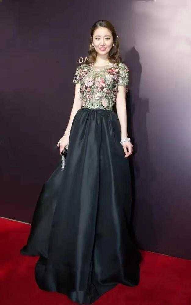 一身|左小青气质真好,穿一身刺绣连衣裙优雅端庄,太给70后女星长脸了