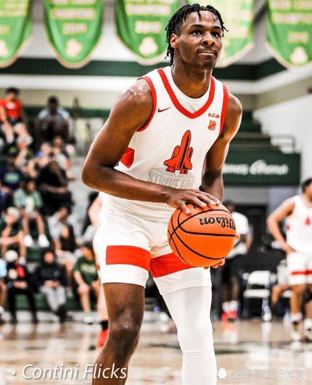 这位家长太秀!詹皇指导儿子投三分绝杀,布朗尼弹框错失,老詹:太菜