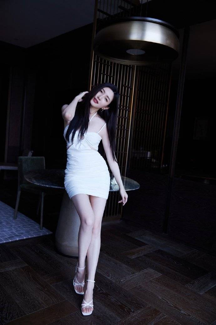 效果|海莉和贾斯汀·比伯出门挺大胆，穿吊带裙领口挖个洞，身材真抢眼