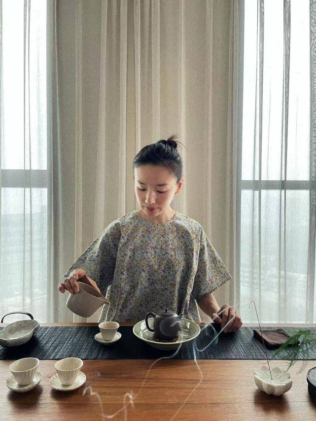 网友偶遇董洁母子逛街,董洁紧紧抓着12岁顶顶的手腕