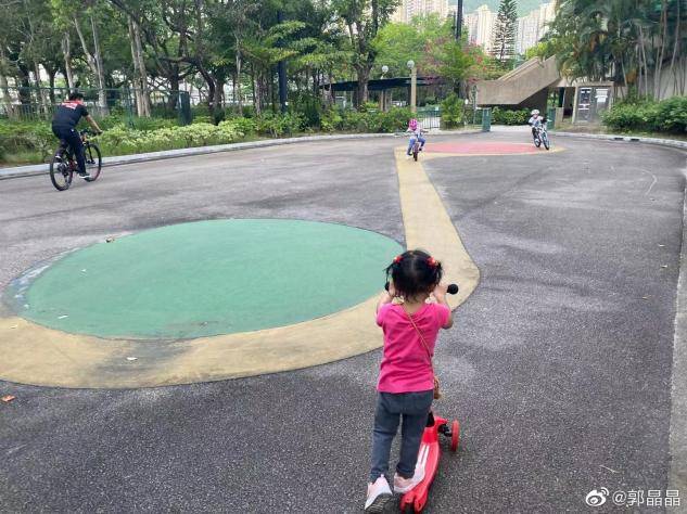 郭晶晶霍启刚带娃骑行庆生 仨儿女装备严实 贴脸合照关系好 娱乐 中华资讯在线