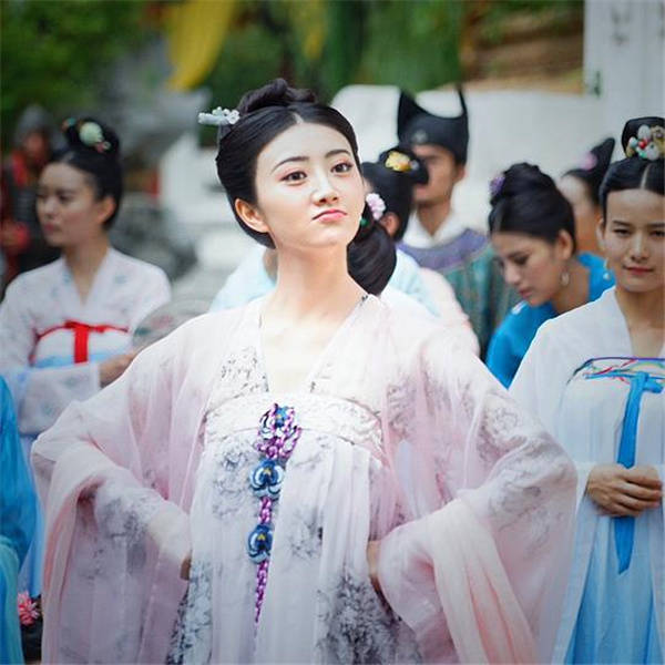 浅谈唐朝的服饰特点与发展:一览唐朝的服饰之美_胡服之