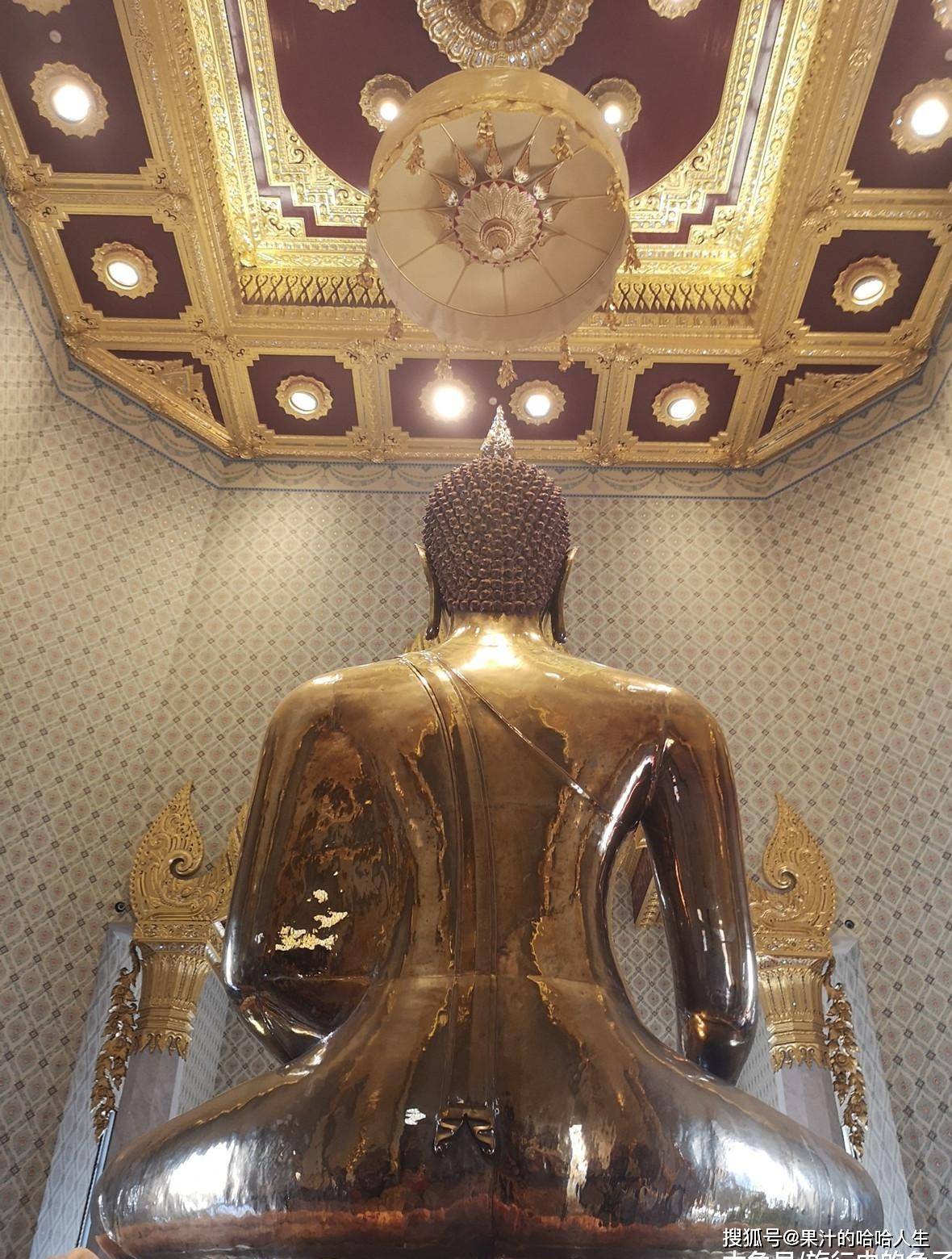 观赏寺内供奉的金佛,想必是所有游人为之前来的目地.