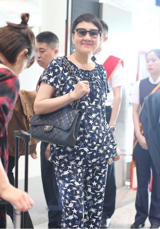 整体|张凯丽跟女儿上节目，58岁还穿短裤走秀，满脸干瘪皱纹还不服老！