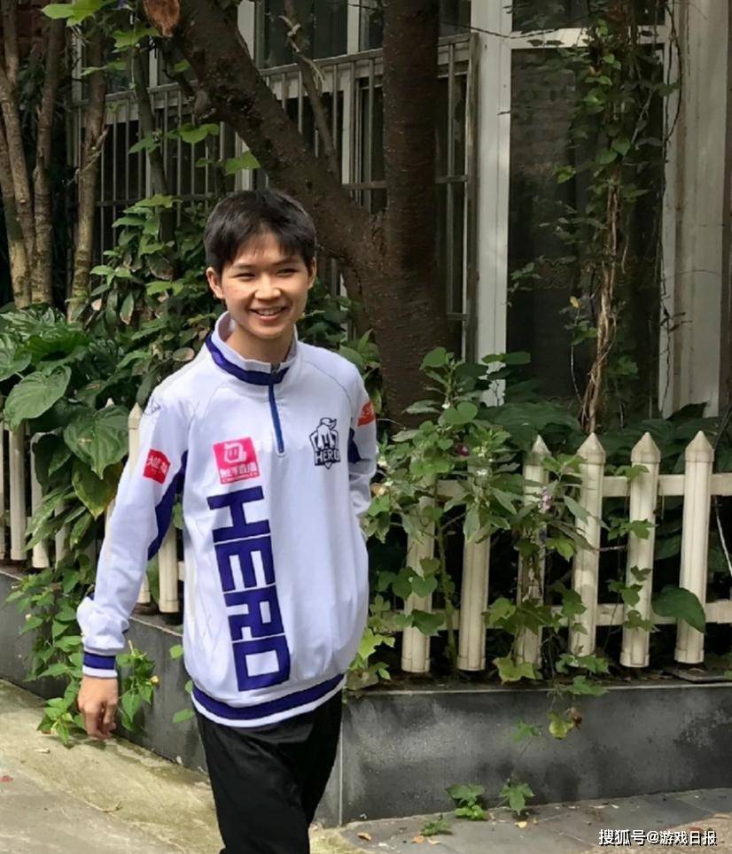 选手|KPL第1位秃头的职业？久诚开播低头被抓拍，转会太让人头秃了？