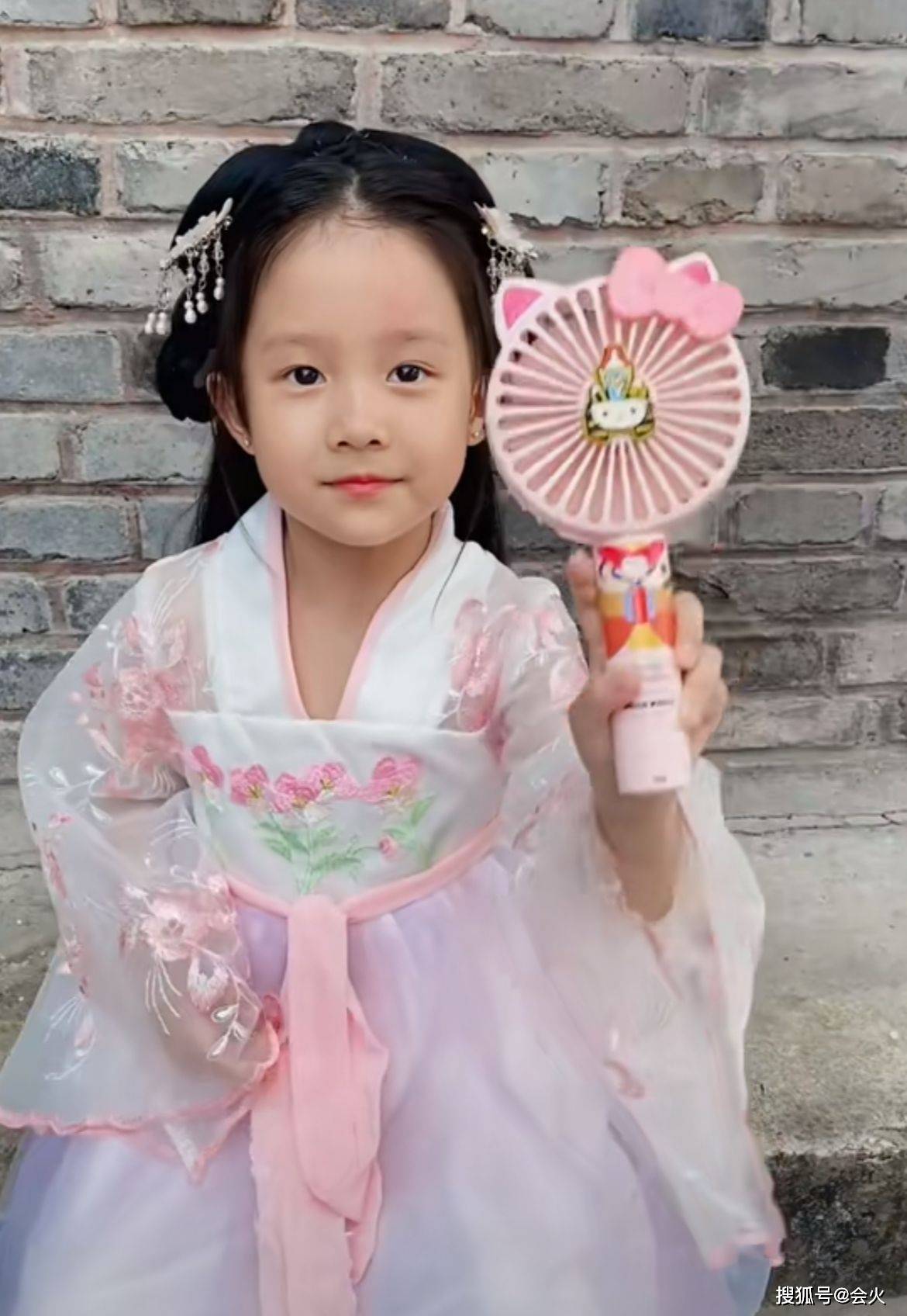 甘薇女儿正面照罕见曝光,五官与贾跃亭一个样
