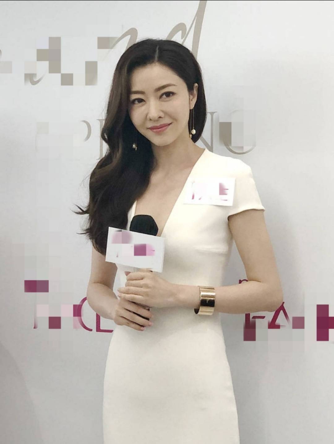 曲线|熊黛林真不愧是超模身材，穿修身连衣裙亮相活动，身材太迷人