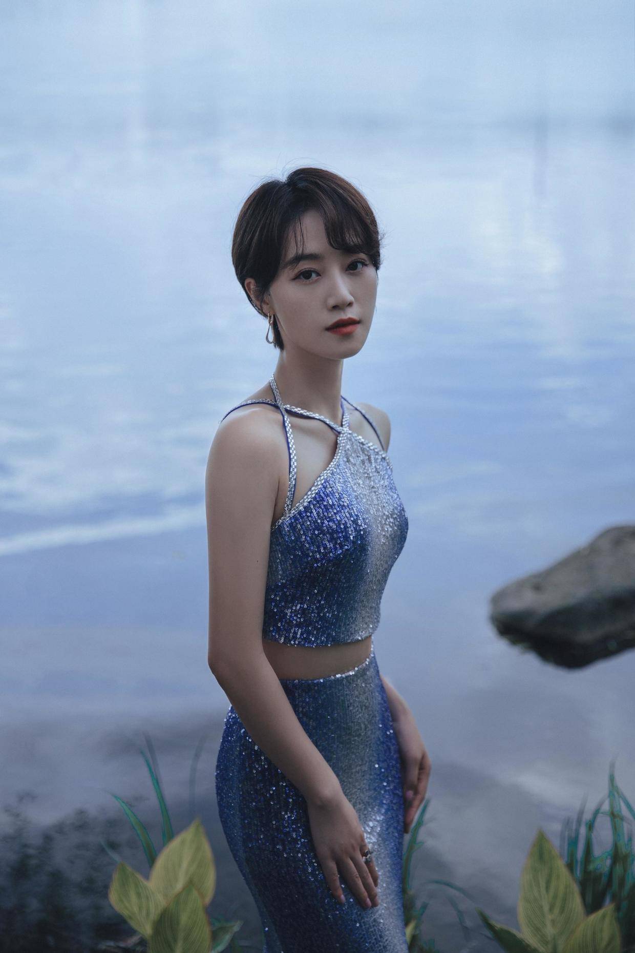 蓝盈莹31岁了,还是那么的年轻貌美,穿绿色吊带衫配印花裙超洋气