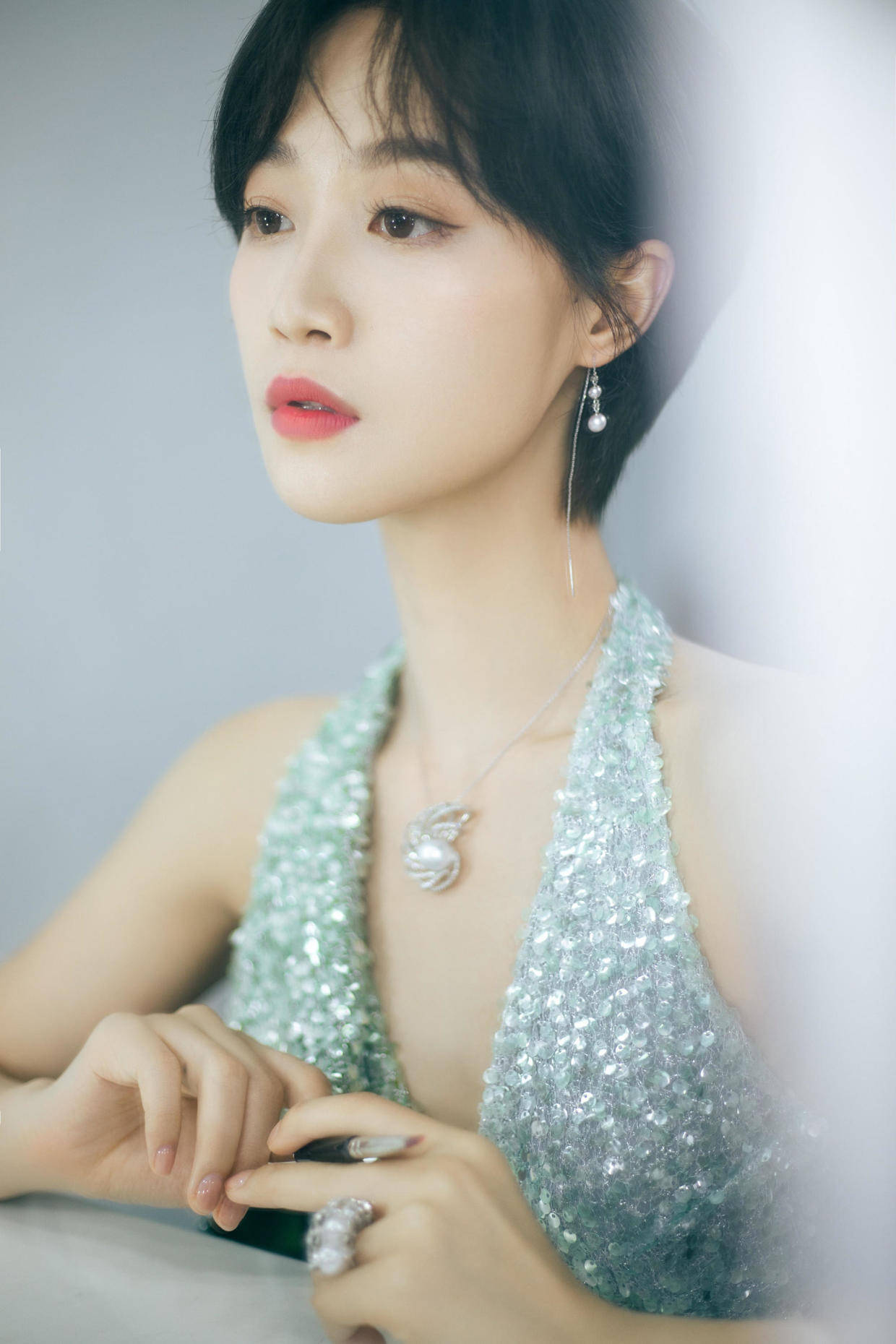 蓝盈莹31岁了,还是那么的年轻貌美,穿绿色吊带衫配印花裙超洋气