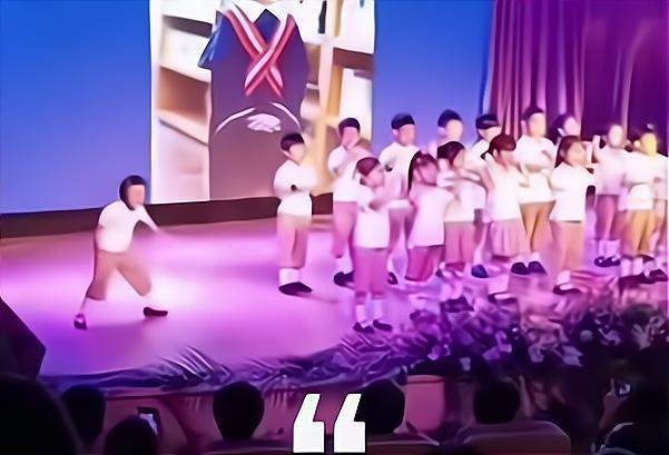 进行|1名幼儿园小朋友“火了”，在毕业典礼上，做了很多人不敢做的事