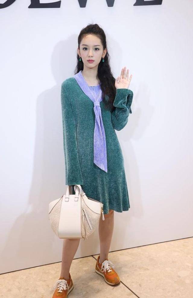 黑色|周也身材高挑显瘦，穿绿色连衣裙尽显成熟妩媚，颜值比小花还高