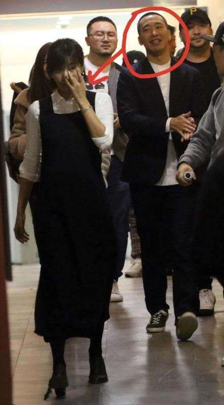 显得|徐静蕾和黄立行出行,穿衬衣背带裙真嫩,而黄立行偷看眼神太有爱