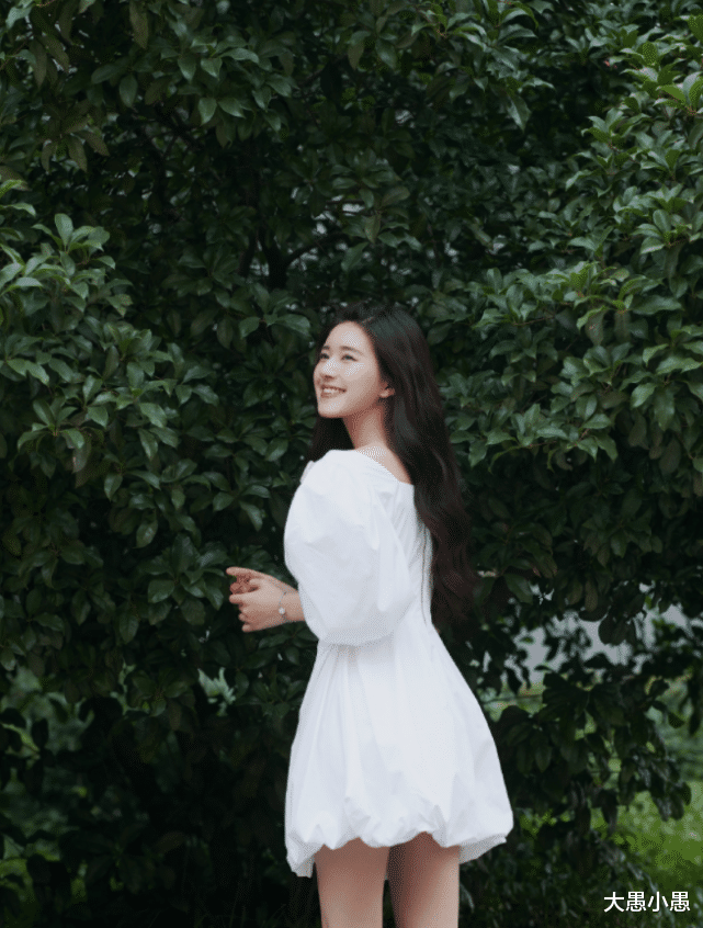 颜色|赵露丝圆脸外形真讨喜，穿上艳丽红色长裙，甜美模样独具女人味