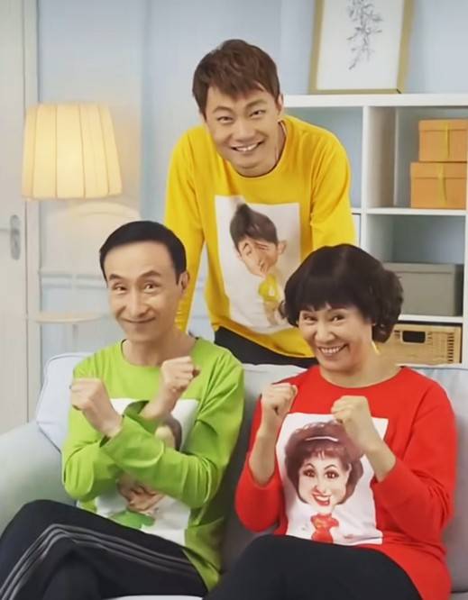 巩汉林全家罕见同框,网友留言"好怀念赵丽蓉老师"!