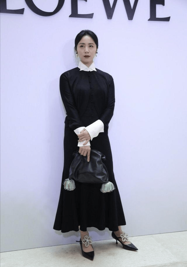 显得|孙莉走机场被拍，裤子破洞成这样，踩帆布鞋也太寒酸了吧！