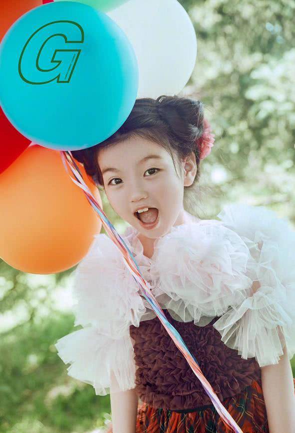 父女|阿拉蕾与妹妹拍摄写真,两姐妹五官非常相似,身着蓬蓬裙甜美可爱