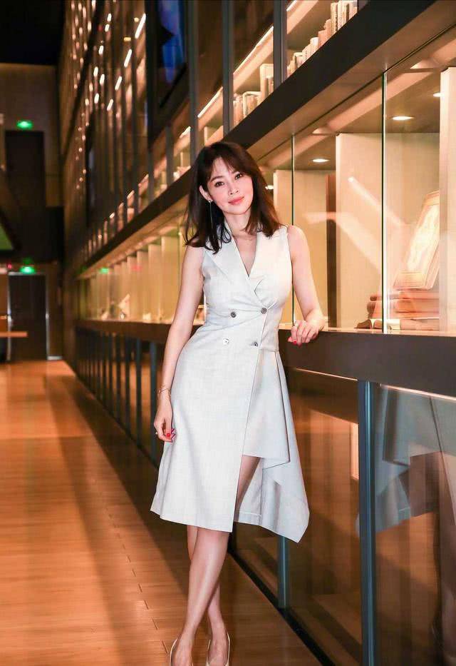 于明加|于明加厉害，把抹胸连衣裙开高叉变成长款抹胸，普通人hold不住