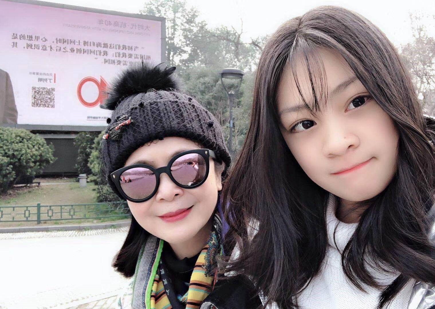 原创巩俐的同班同学低调嫁富商生下一女如今54岁气质迷人