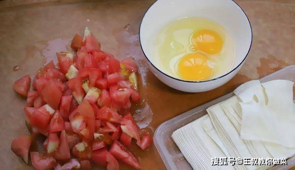 美食|天热不想做饭，我用剩馄饨皮解决孩子的早餐，丰盛营养不输饭店