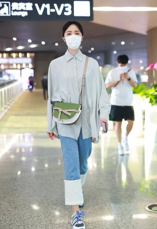 显得|孙莉走机场被拍，裤子破洞成这样，踩帆布鞋也太寒酸了吧！