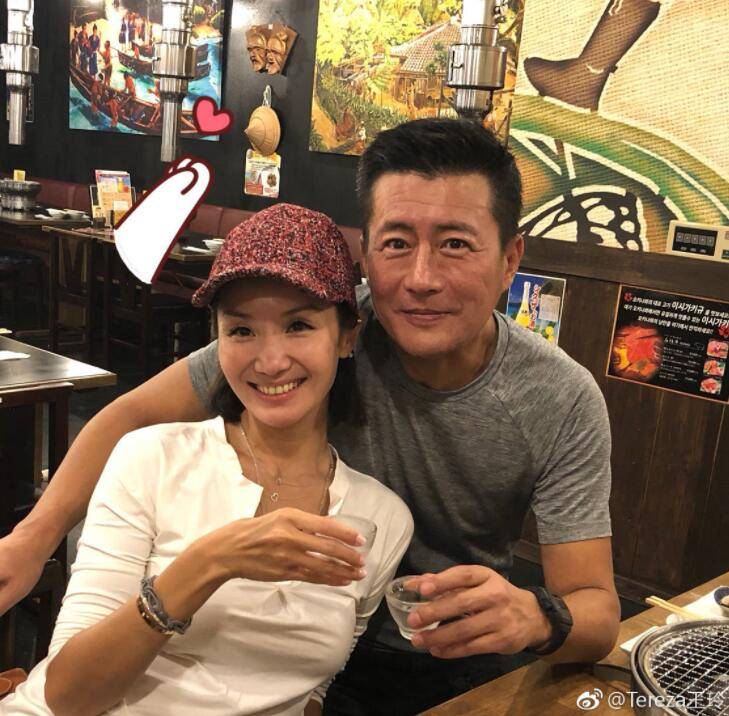 54岁江珊变瘦后“逆生长”,扎马尾化淡妆秀好身材