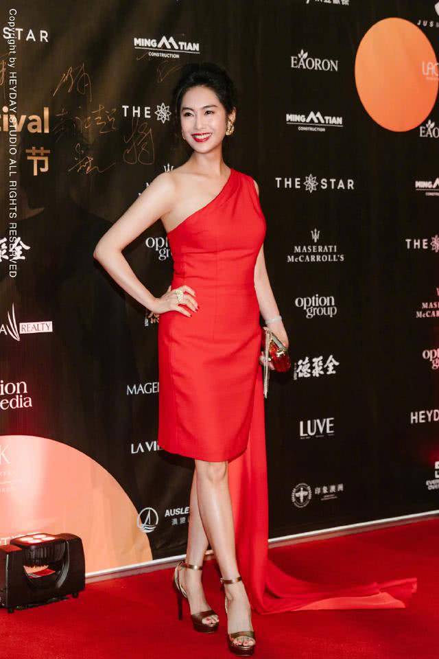 身材|朱茵再次兴风作浪,穿吊带连衣裙配泡面头,48岁年纪20岁身材