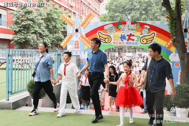 翠华路小学长大校区举行金色童年快乐飞翔三年级成长礼活动