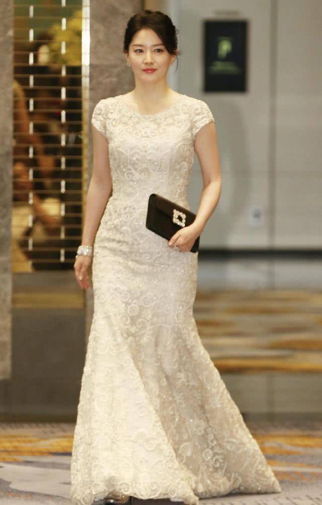 设计|李英爱的高级贵妇感很难被超越，穿刺绣鱼尾连衣裙，美得不可方物