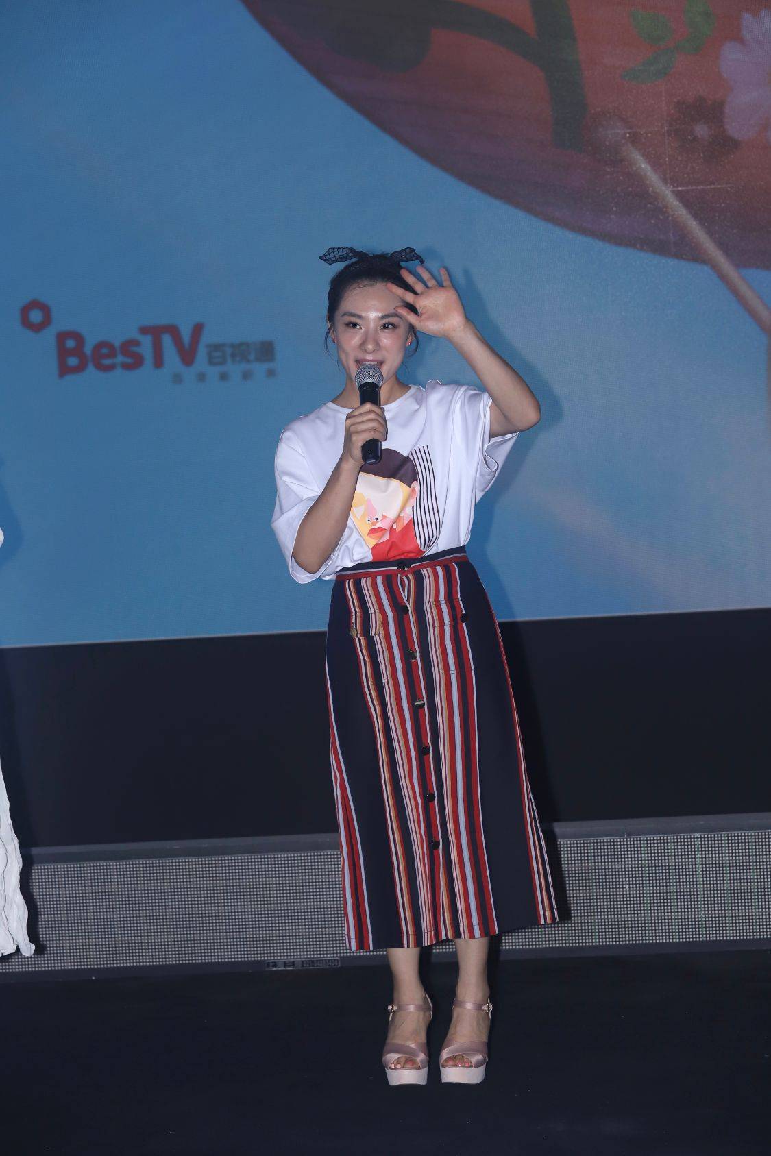 短裙|刘璇全靠鞋拯救身高，穿短裙是显腿长，但整体还比别人矮一大截！