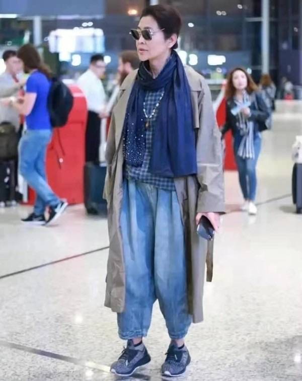 脚踝|倪萍快70了还减肥，穿牛仔裤还露脚踝，脸皱纹干瘪却是个潮奶奶！