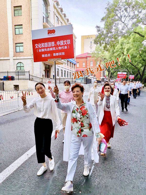 感觉|71岁王馥荔也太漂亮了，在街头拍到她穿花衬衫白裤子，气质高贵！