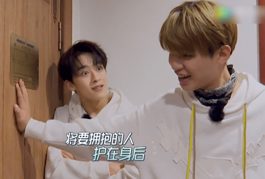 何洛洛节目中意外暴露本名,表情成亮点,杨超越黄明昊因他争宠_贾斯汀