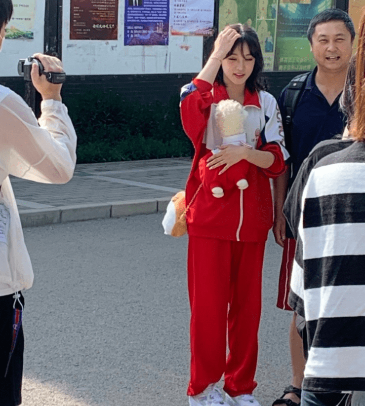 21岁宋雨琦重回高中校园