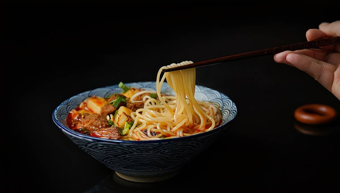 "瑞幸"也来开面馆,到底是什么在驱使_陆正耀