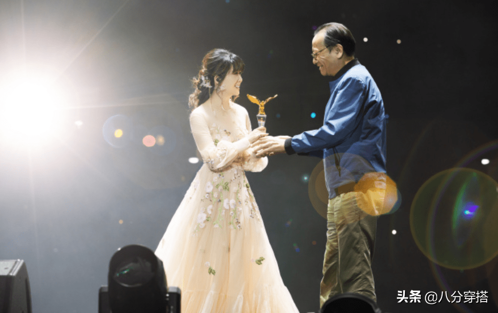 刺绣|孟庭苇穿衣胆大，一袭裸薄纱色连衣裙，非常轻松化身为女神