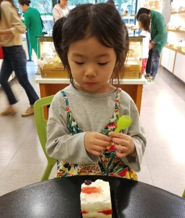 关键|孩子能不能吃零食?全盘否定、肯定都不好,关键要妈妈这样引导