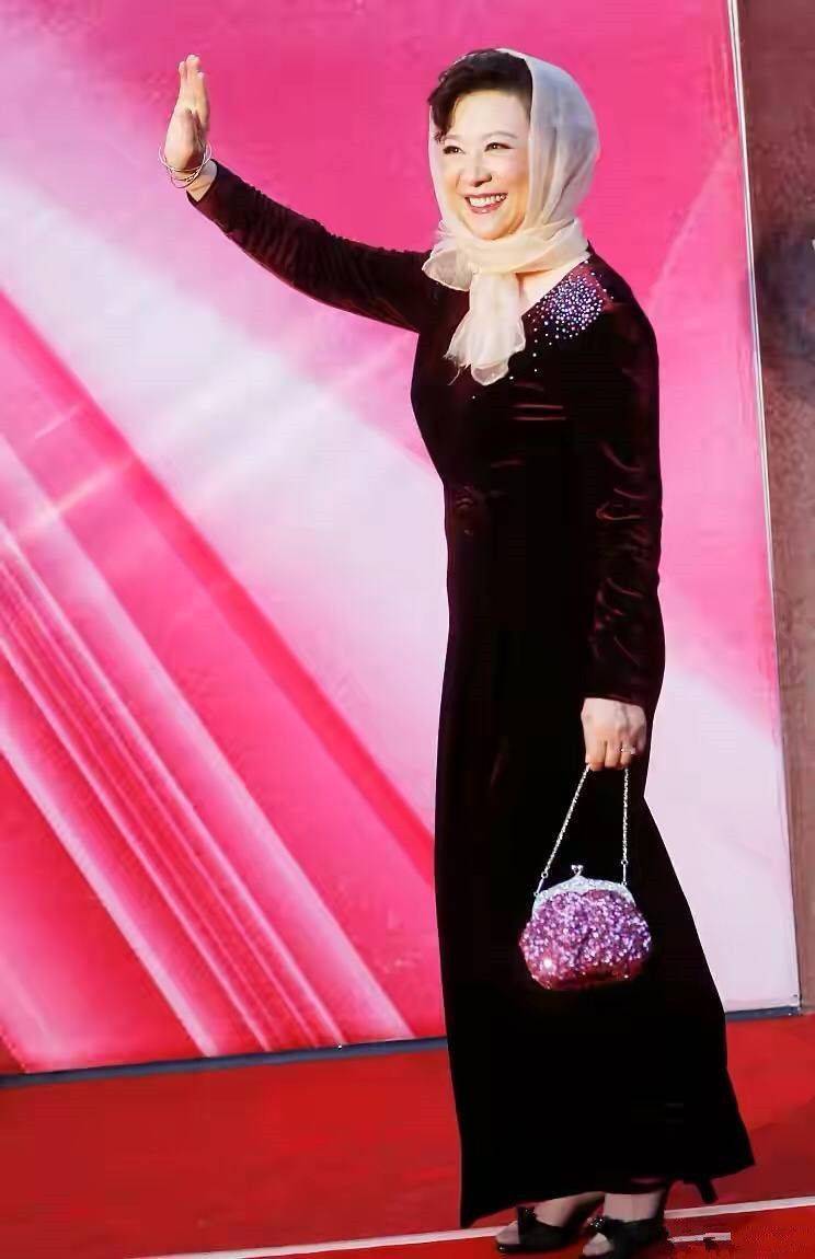 感觉|71岁王馥荔也太漂亮了，在街头拍到她穿花衬衫白裤子，气质高贵！