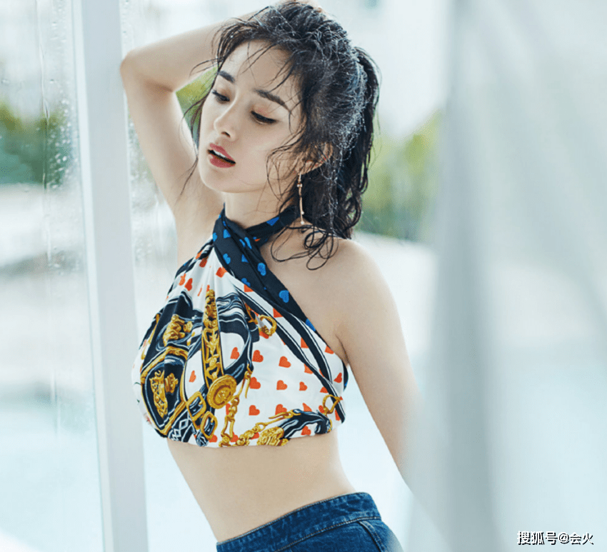 腹肌|杨幂罕见穿豹纹吊带拍大片！上衣太短腹肌凸出，脚背太瘦过于骨感