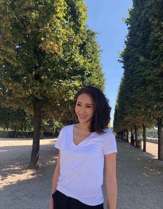 黎姿越|黎姿越老越真实，穿百褶裙踩拖鞋，优雅的老去反倒比很多人漂亮！