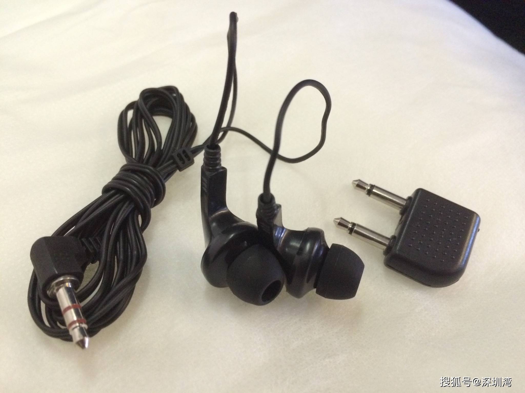 飞机|航空公司加入真无线大潮,开放机上蓝牙,但连错了王思聪的 AirPods 怎么办?