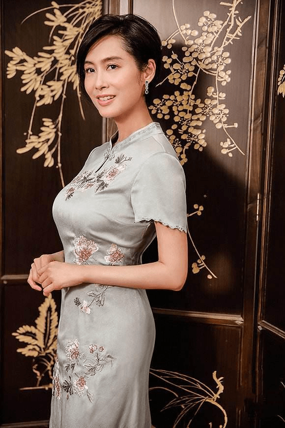 身材|朱茵无惧中年发福，国外走红毯还敢穿露腰装，勒出赘肉气质也高级