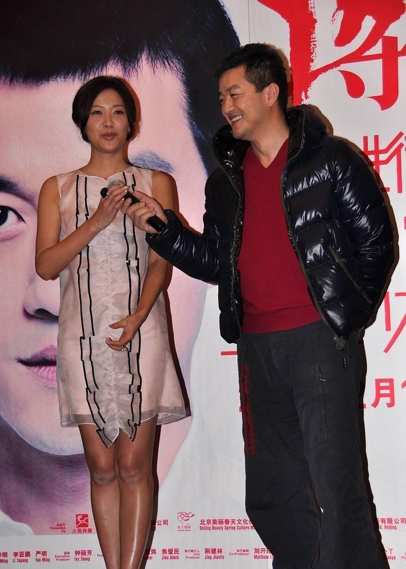 身材|徐静蕾挺勇敢，肤色不白还要穿粉色，“乌鸡腿”真惹眼，但挺美的