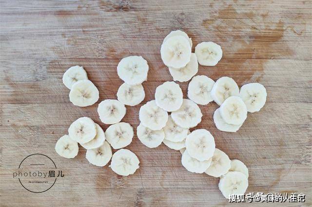 面包|吐司剩了没人吃？加2个香蕉再来点豆沙，煎一煎香甜松软，好吃！