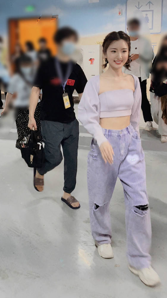 奚梦瑶|张碧晨遇见奚梦瑶，和超模比腿长真大胆，小明穿破洞裤赢得也轻松