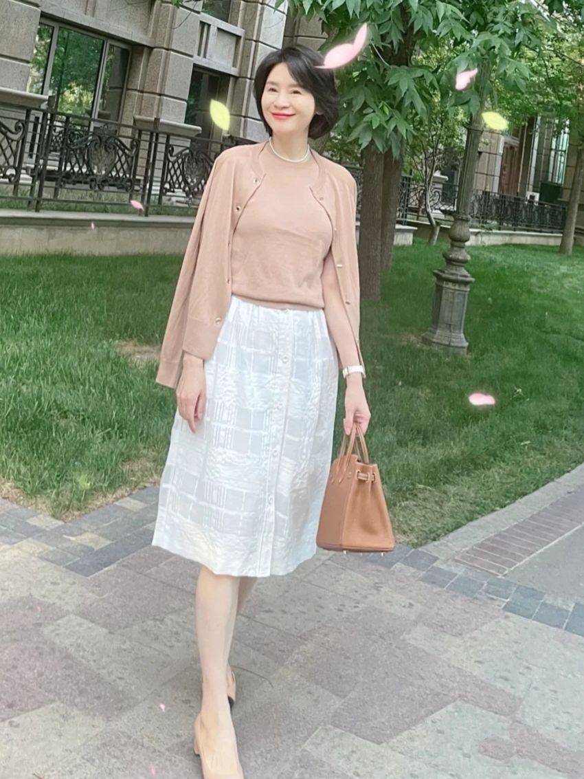 米色|这才是适合60岁女人的半裙搭配，不年轻不高挑，也能令人怦然心动