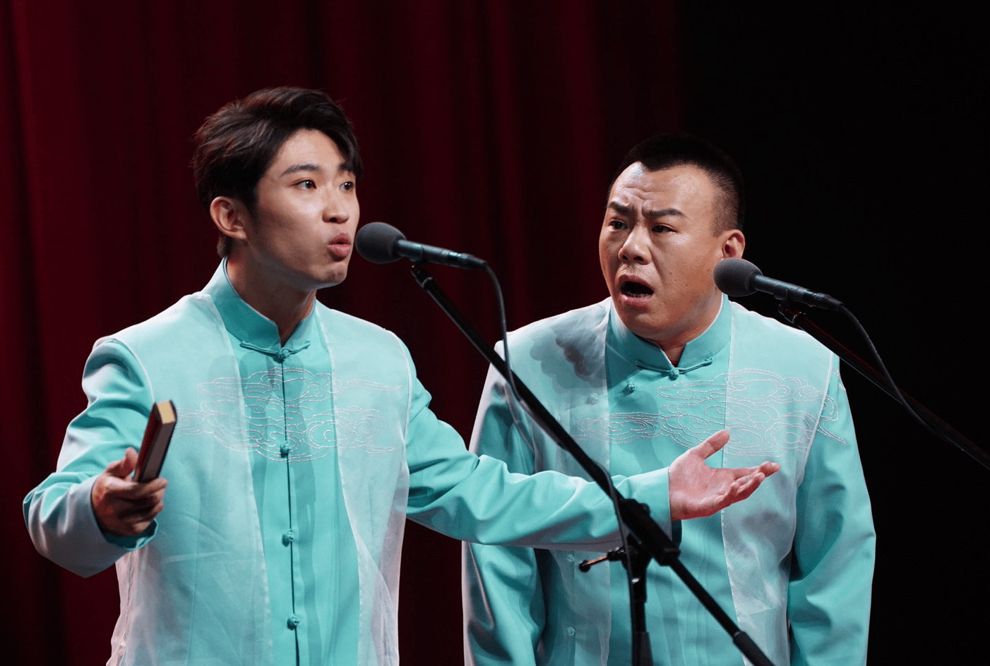 中国广播艺术团艺术季收官,相声名家冯巩压轴登场,现场掌声雷动