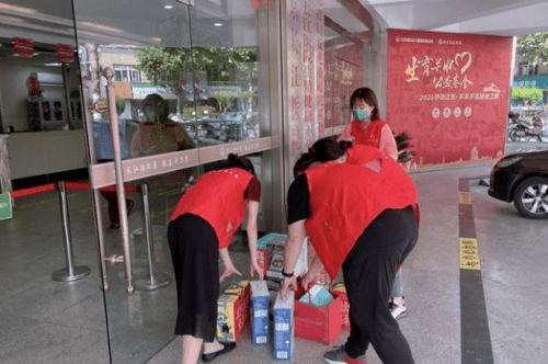 慰问|南京长江医院“2021爱心慰问公益行”：南京栖霞、镇江丹阳